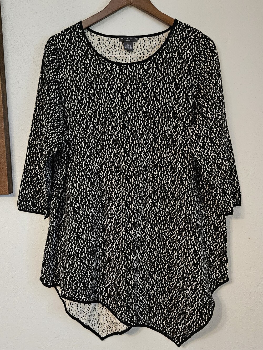 Chelsea & Theodore Black & Gold Abstract Print Asymmetrical Tunic Sweater 2x